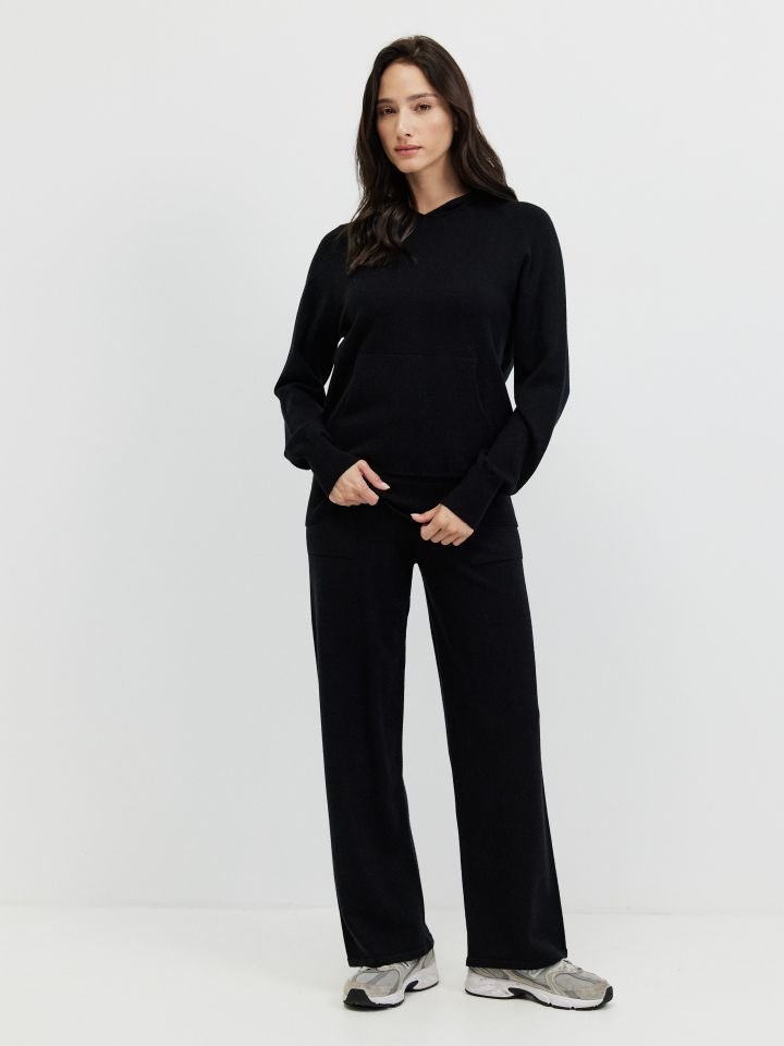 חליפת סריג קפוצ’ון בצבע שחור