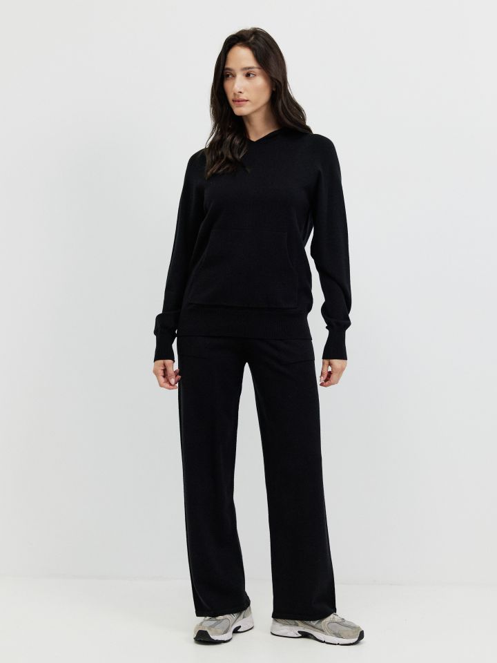 חליפת סריג קפוצ’ון בצבע שחור