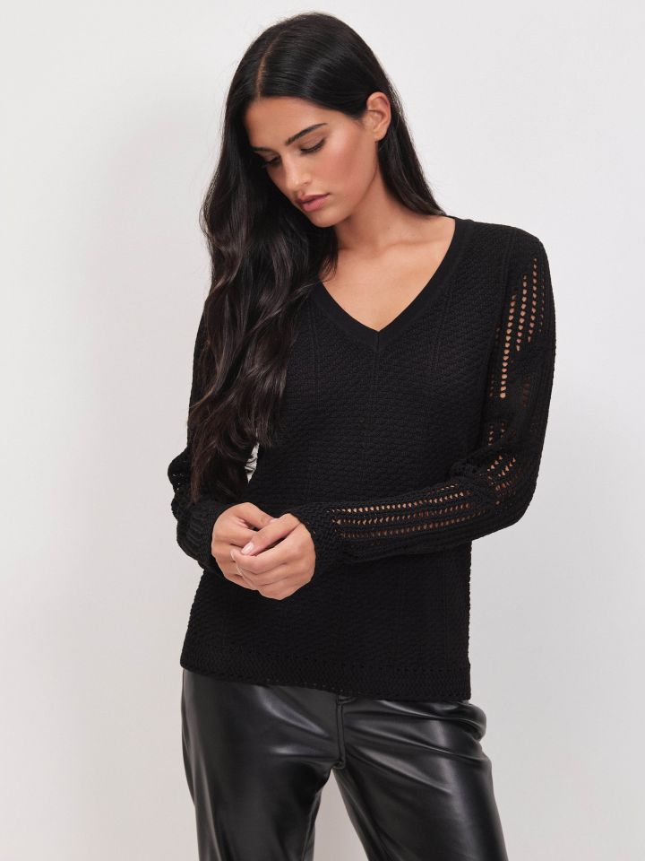 סריג V שרוולי קרושה בצבע שחור