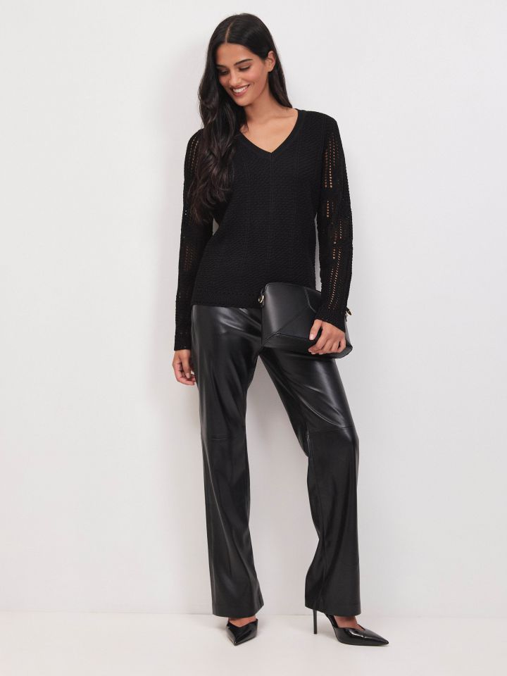 סריג V שרוולי קרושה בצבע שחור