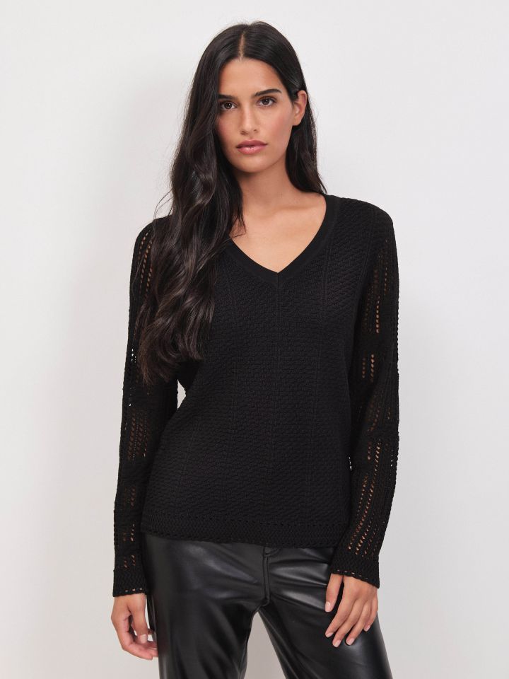 סריג V שרוולי קרושה בצבע שחור