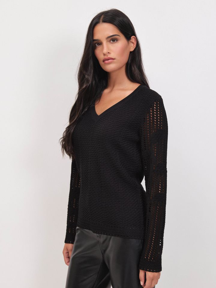 סריג V שרוולי קרושה בצבע שחור