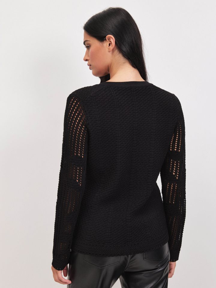 סריג V שרוולי קרושה בצבע שחור