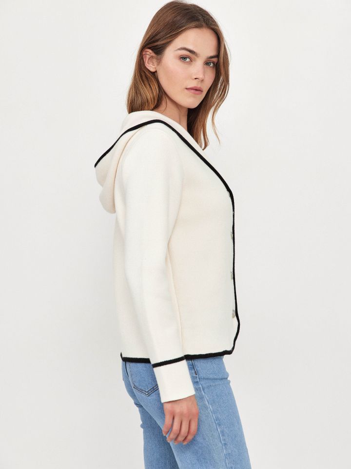 קפוצ’ון סריג שילובים בצבע אופוויט