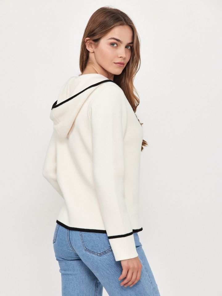 קפוצ’ון סריג שילובים בצבע אופוויט