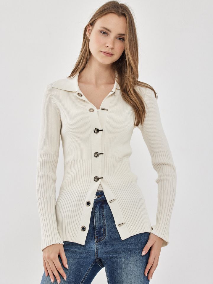 עליונית סריג אבזמים בצבע אופוויט