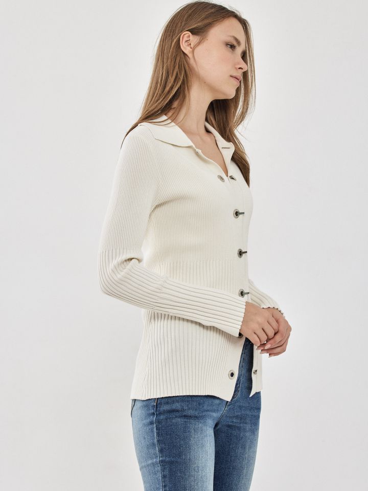 עליונית סריג אבזמים בצבע אופוויט