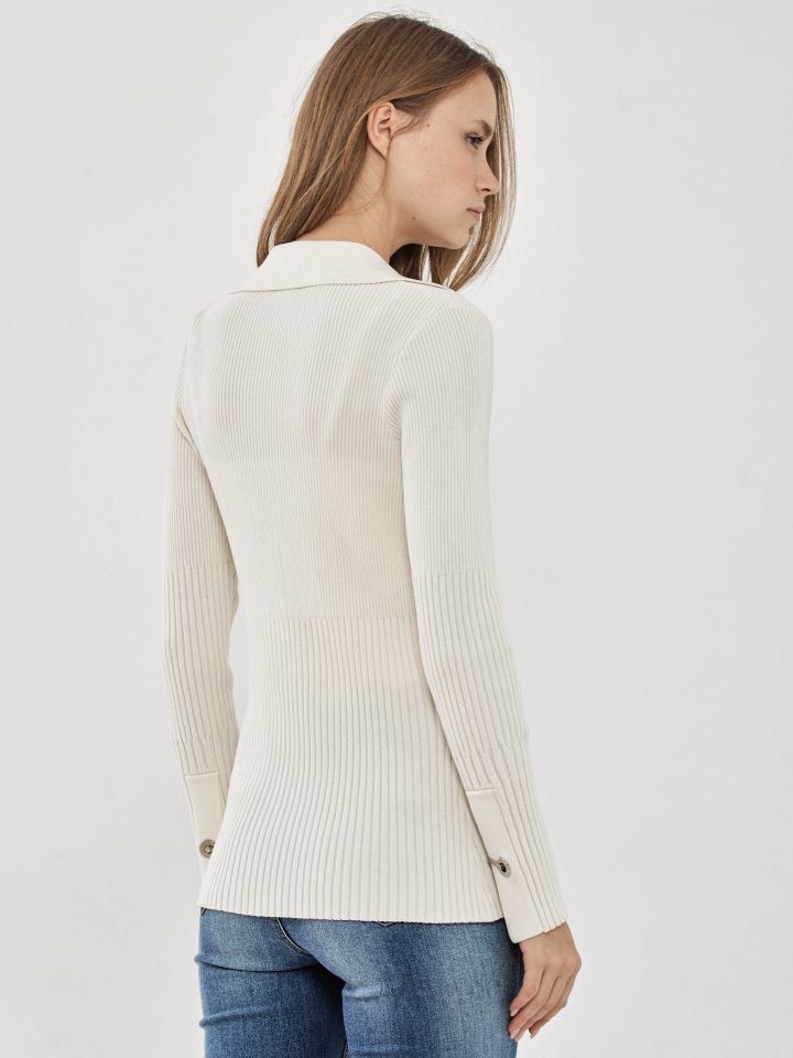 עליונית סריג אבזמים בצבע אופוויט