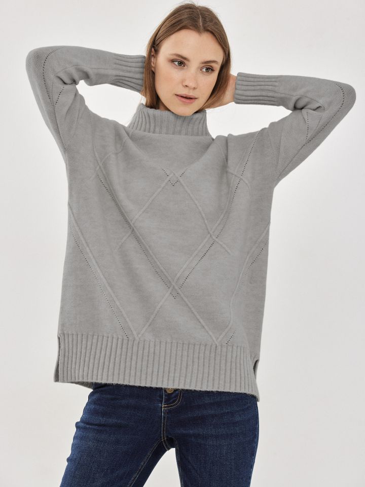 סריג גולף מעוינים בצבע אפור כסף