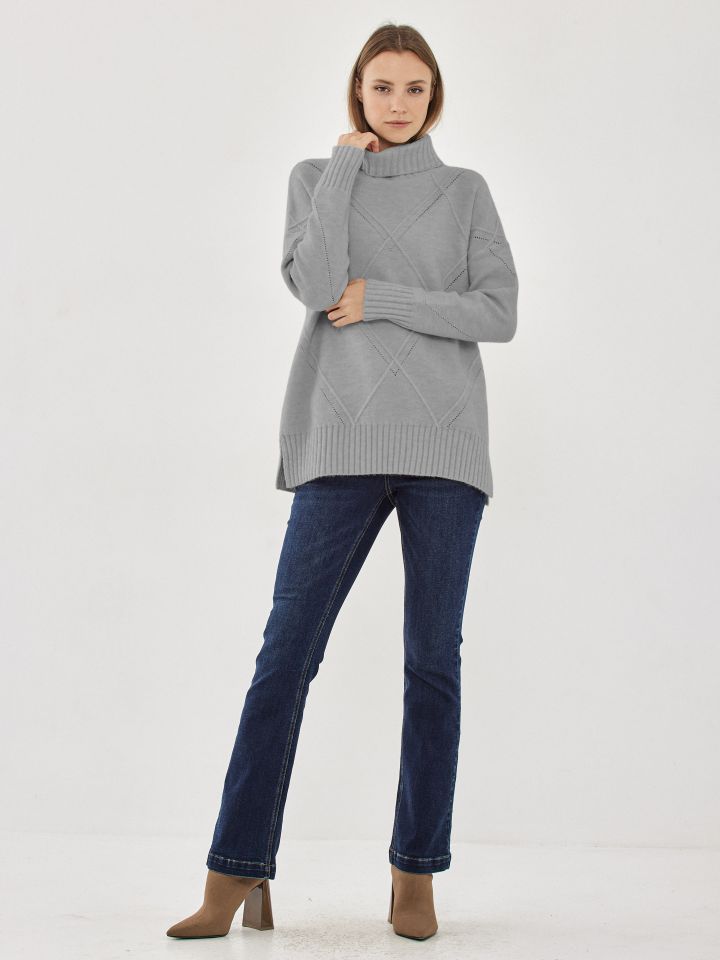 סריג גולף מעוינים בצבע אפור כסף