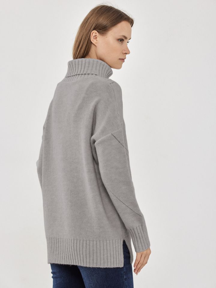 סריג גולף מעוינים בצבע אפור כסף