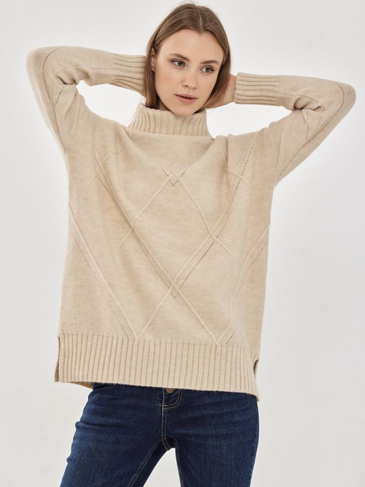 סריג גולף מעוינים בצבע בז’ בהיר