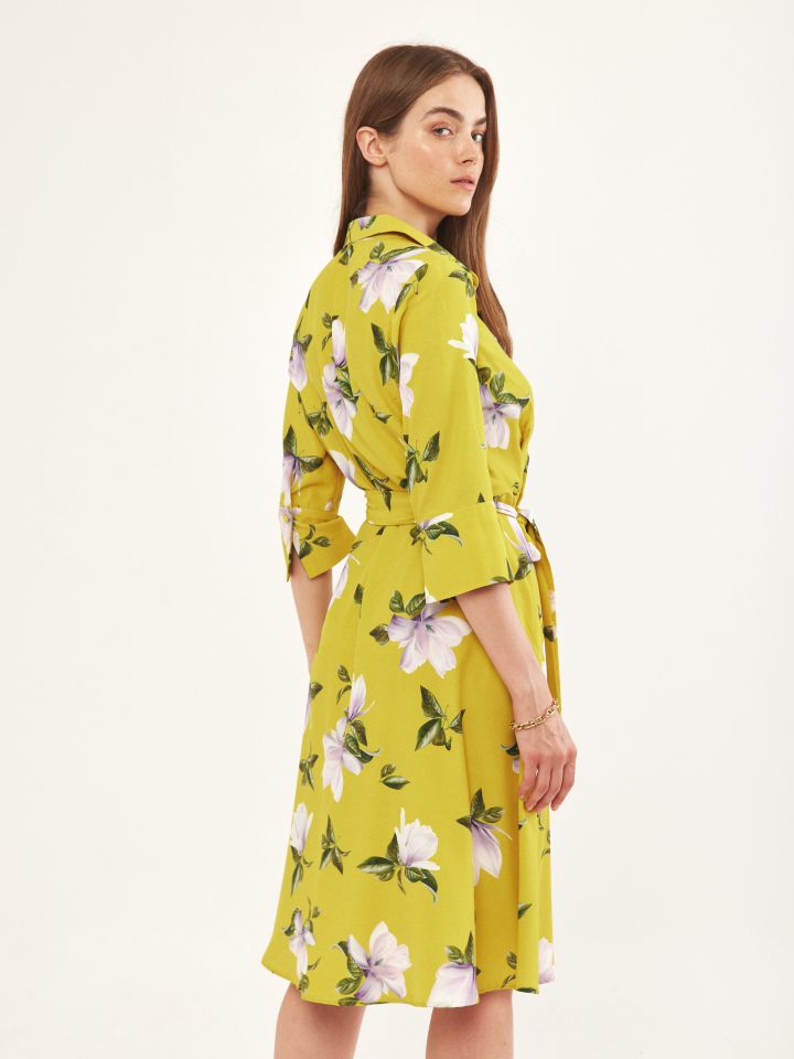 שמלה דפוס קלוש + חגורה קשירה LAILA בצבע פרחוני