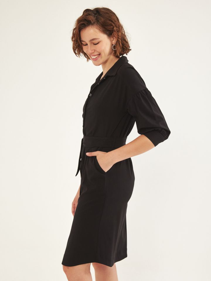 שמלה מכופתרת קשירה בצבע שחור