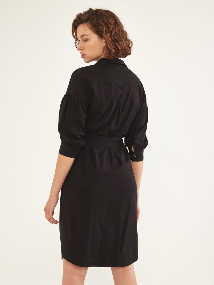 שמלה מכופתרת קשירה בצבע שחור