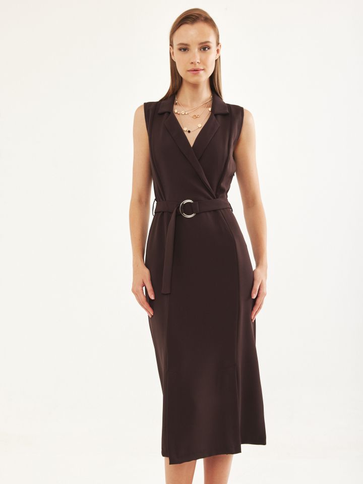 שמלה צוארון חגורה בצבע חום