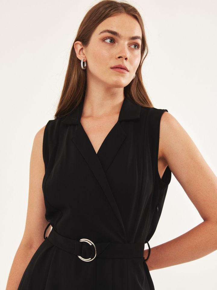 שמלה צוארון חגורה בצבע שחור