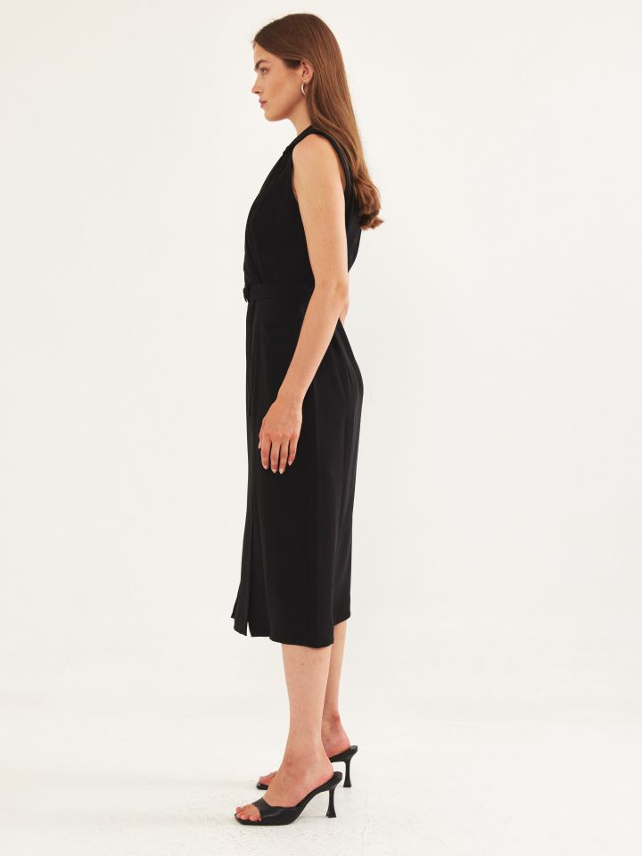 שמלה צוארון חגורה בצבע שחור