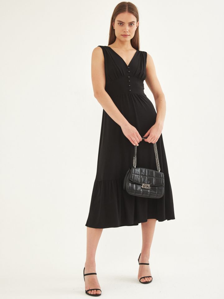 שמלה V כיווצים וכפתורים בצבע שחור