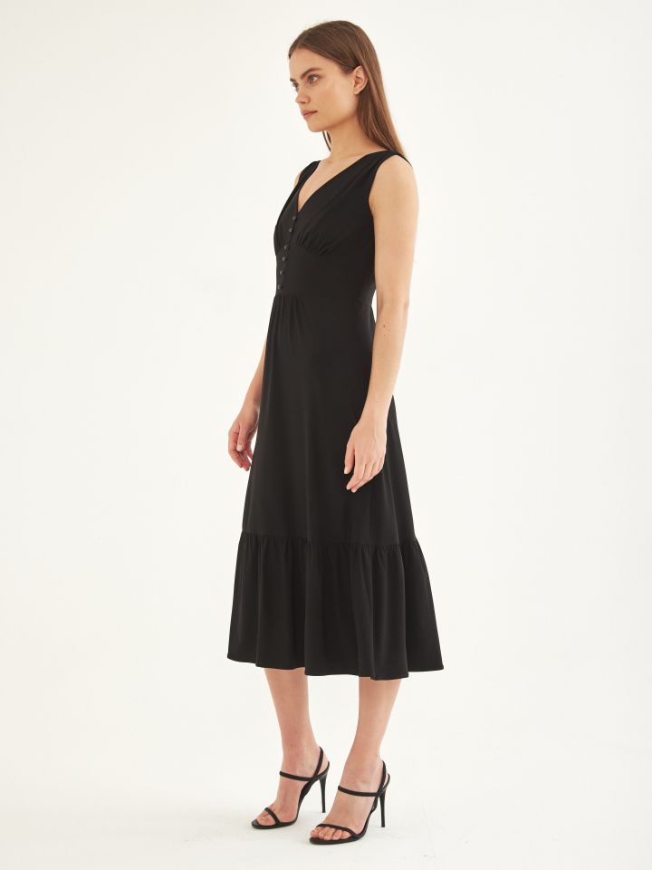 שמלה V כיווצים וכפתורים בצבע שחור