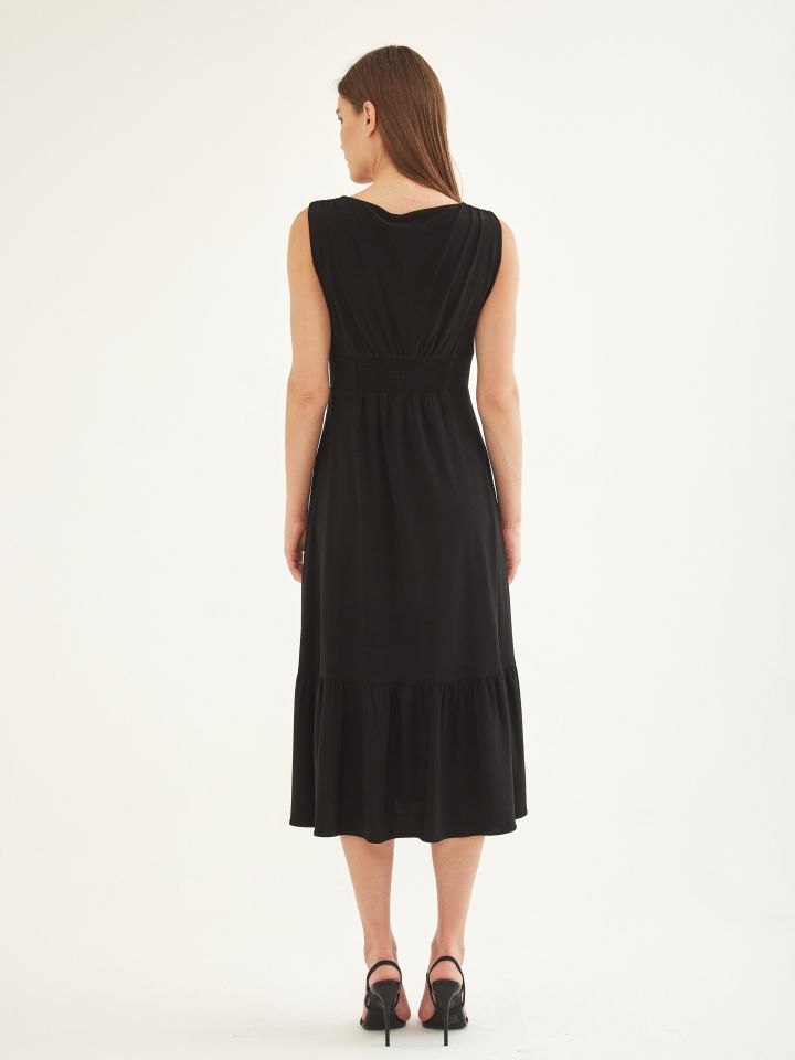 שמלה V כיווצים וכפתורים בצבע שחור