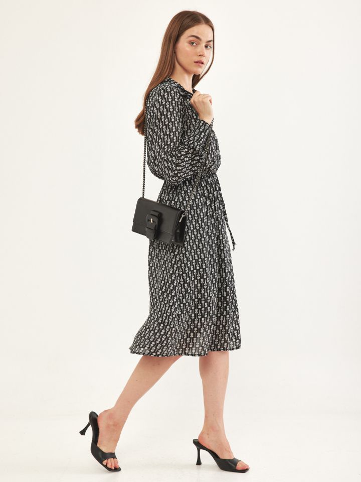 שמלה צוארון דפוס בצבע שחור/לבן