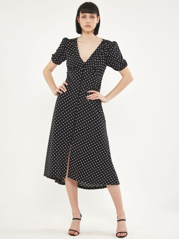 שמלה נקודות מכופתרת בצבע שחור