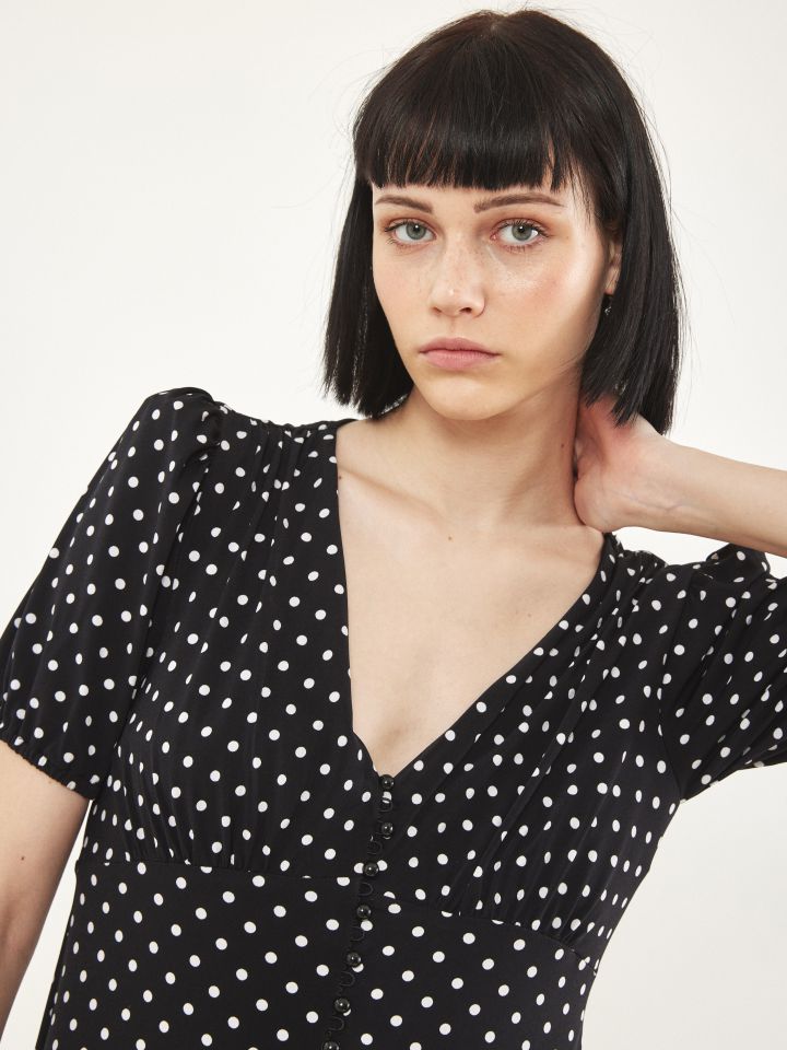 שמלה נקודות מכופתרת בצבע שחור