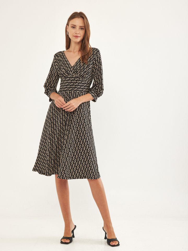 שמלה V דפוס גומי בגב בצבע בייז’/שחור