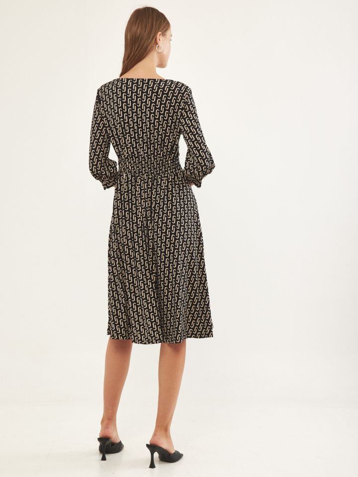 שמלה V דפוס גומי בגב בצבע בייז’/שחור