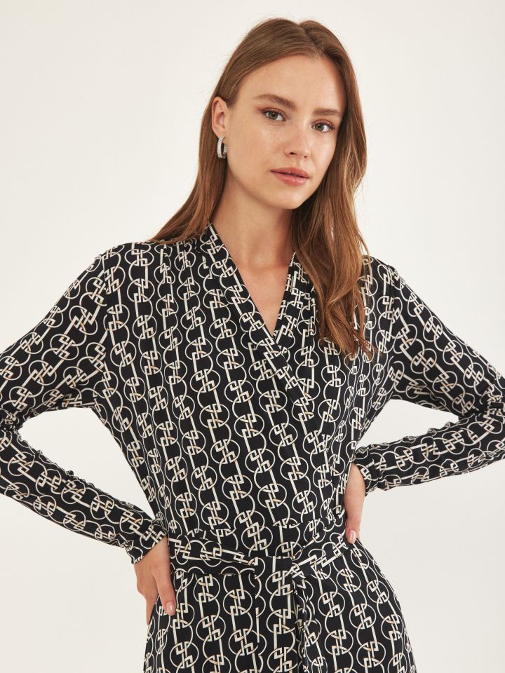 שמלה דפוס + חגורה PROMO בצבע שחור