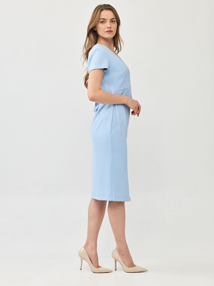 שמלה V מכופתרת בצבע תכלת