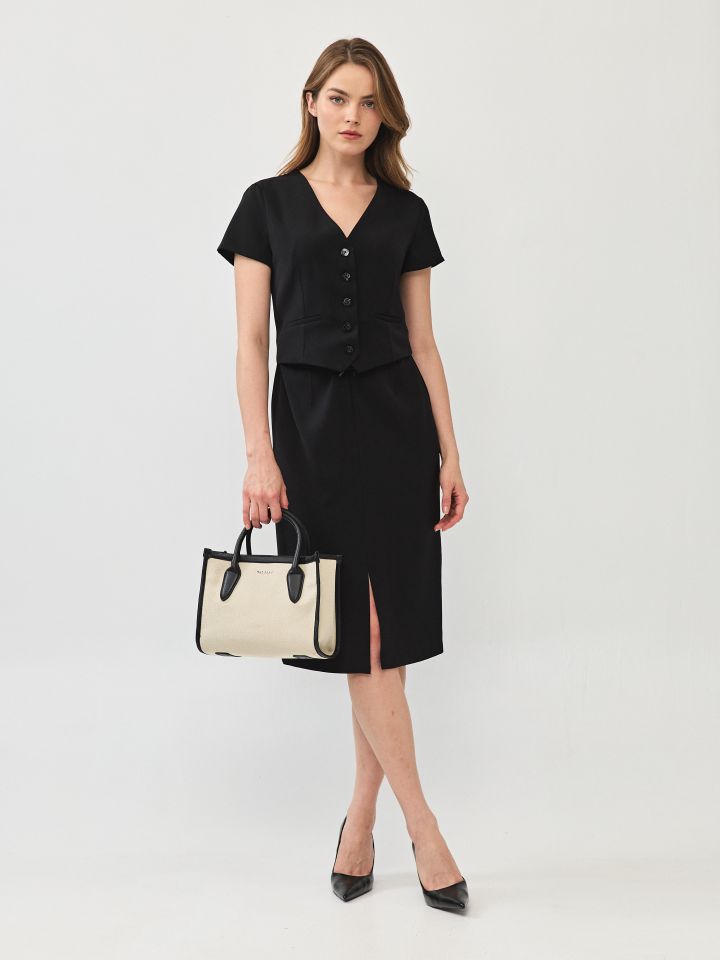 שמלה V מכופתרת בצבע שחור