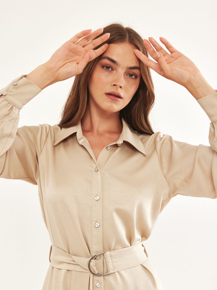 שמלה צוארון + חגורה קשירה בצבע בייז’