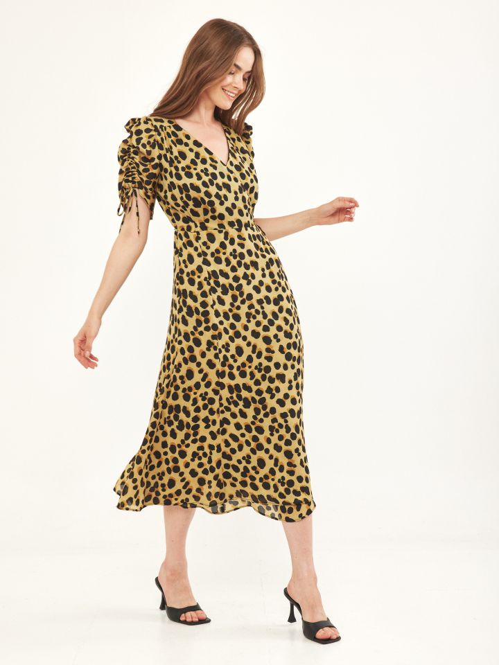 שמלה מעטפה קשירה בצבע נקודות שחרות