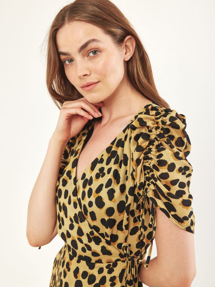 שמלה מעטפה קשירה בצבע נקודות שחרות