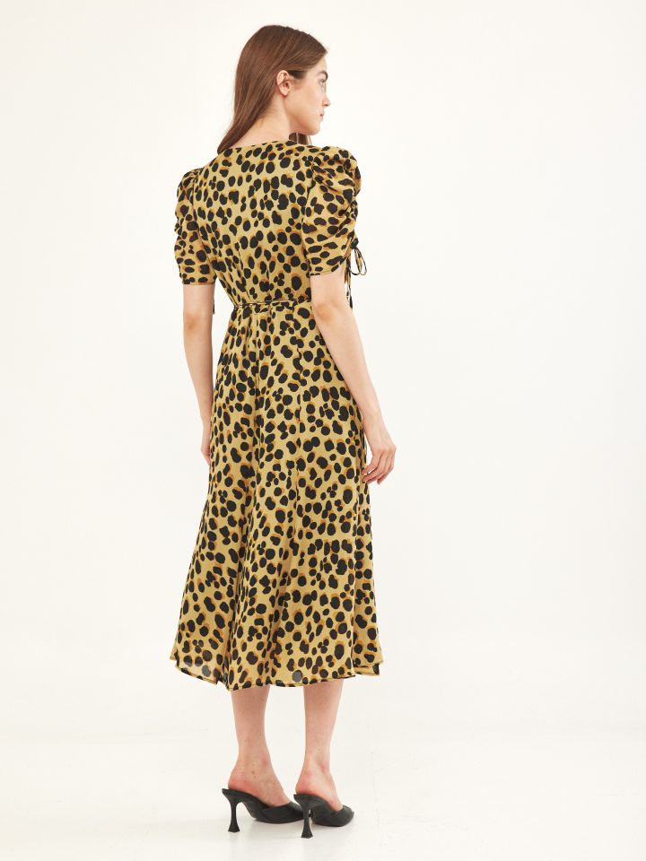 שמלה מעטפה קשירה בצבע נקודות שחרות