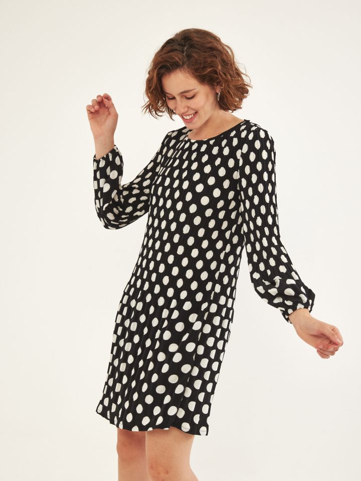 שמלה פליסה נקודות בצבע שחור/לבן