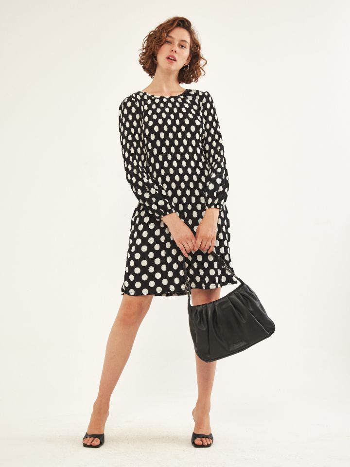 שמלה פליסה נקודות בצבע שחור/לבן
