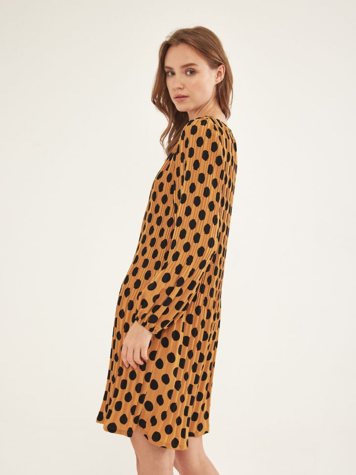 שמלה פליסה נקודות בצבע חרדל