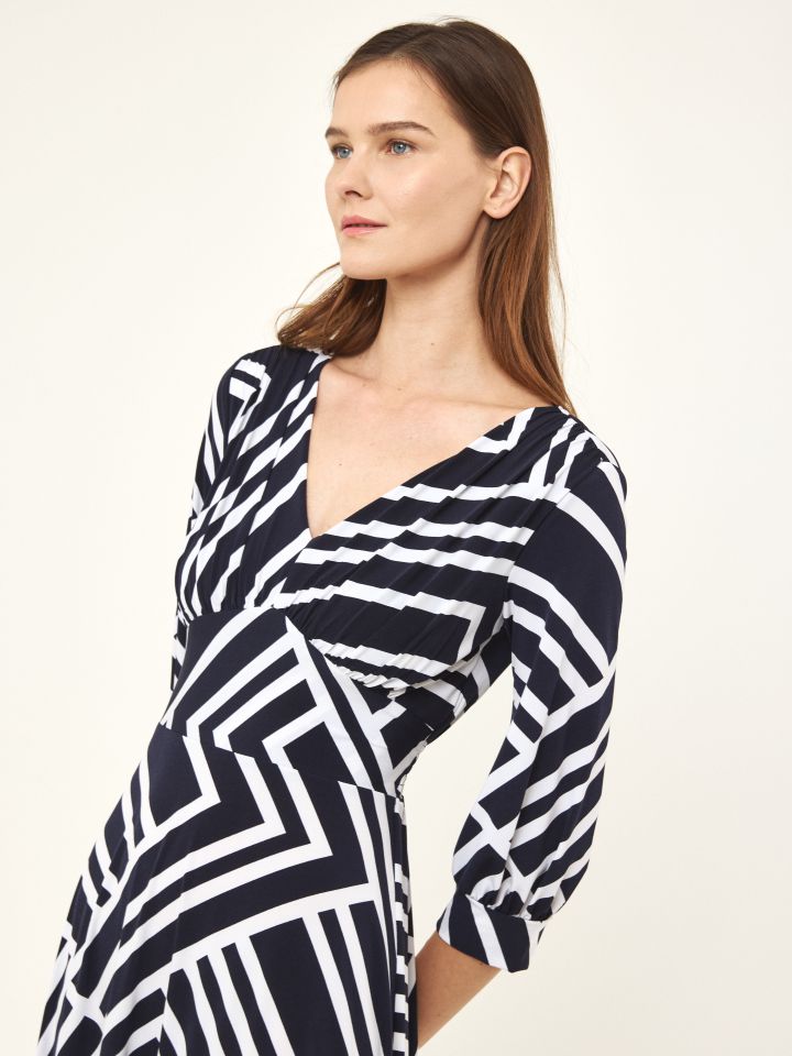 שמלה V דפוס COURAGE בצבע כחול/לבן