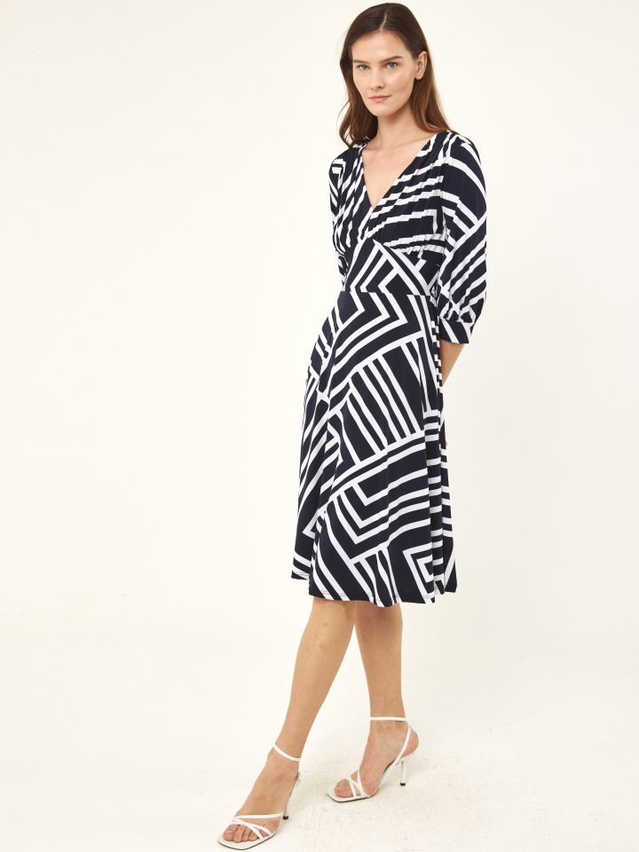 שמלה V דפוס COURAGE בצבע כחול/לבן