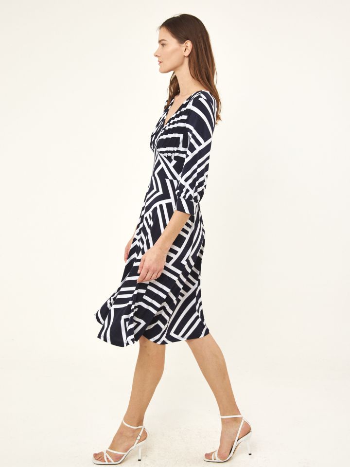 שמלה V דפוס COURAGE בצבע כחול/לבן