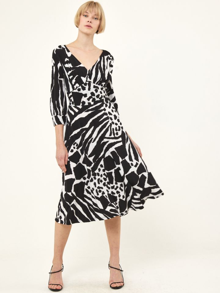 שמלה V דפוס COURAGE בצבע שחור/לבן