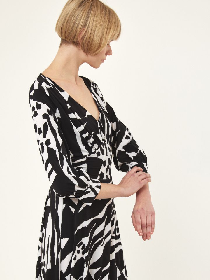 שמלה V דפוס COURAGE בצבע שחור/לבן