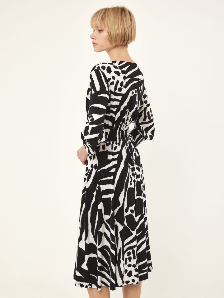 שמלה V דפוס COURAGE בצבע שחור/לבן