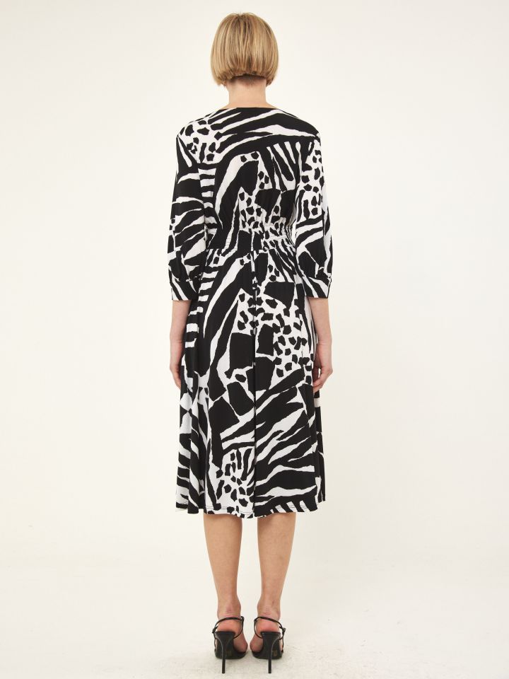 שמלה V דפוס COURAGE בצבע שחור/לבן