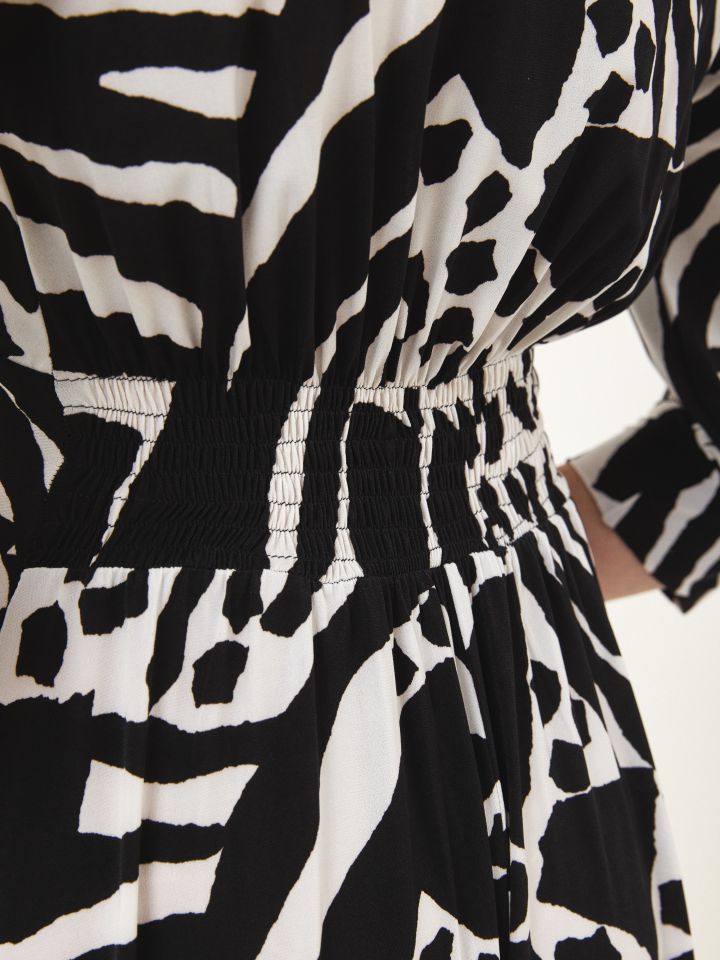 שמלה V דפוס COURAGE בצבע שחור/לבן