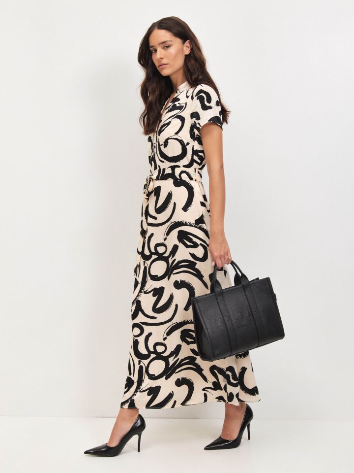 שמלה דפוס חגורה PROMO בצבע שחור/אופוויט