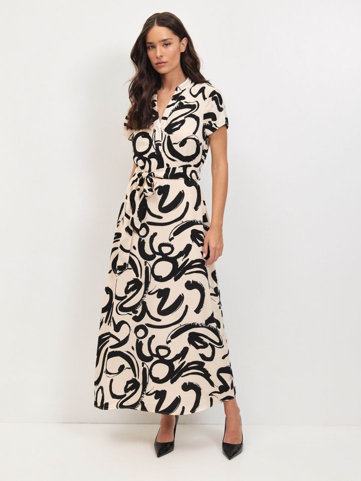 שמלה דפוס חגורה PROMO בצבע שחור/אופוויט